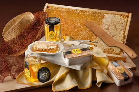 Acacia Honeycomb 200g in box - Brezzo Brezzo - Honey @Mercato Gourmet | Your Italian Gourmet Supermarket